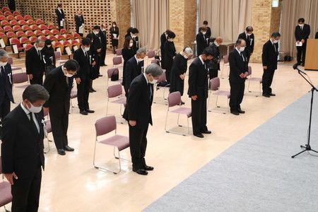 於熊本地震罹難者追悼儀式上默禱的家屬們=14日上前、熊本市中央區