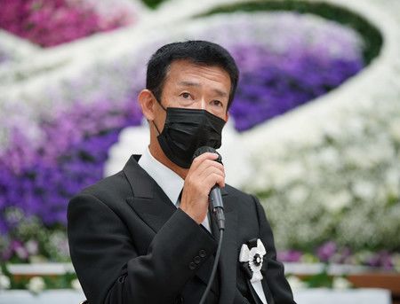 熊本地震罹難者追悼儀式結束後,接受採訪的家屬代表持田佳征先生=14日上午、熊本市中央區