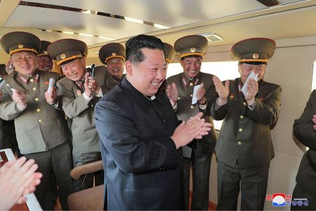 「新型戰術誘導武器」試射中親自督導的朝鮮勞動黨總書記金正恩(前方)=17日朝鮮中央社公開(AFP時事)