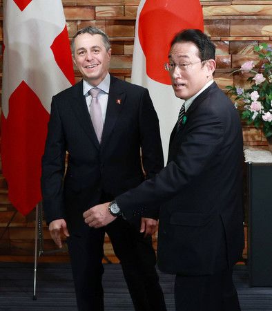 出席元首高峰會的瑞士總統兼外交部長卡西斯（左）與日本首相岸田文雄＝18日下午、首相官邸
