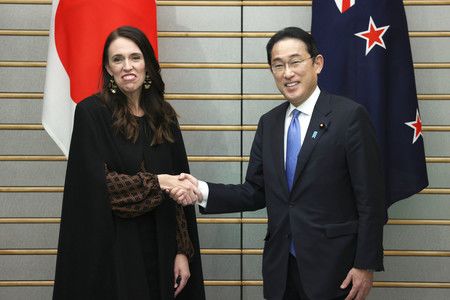 在會談前握手的首相岸田文雄（右）與紐西蘭總理阿爾登＝21日下午、於首相官邸