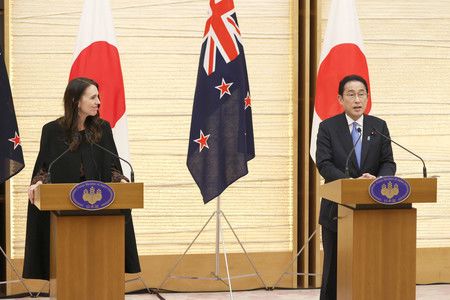 元首會談後，在共同記者會上發言的首相岸田文雄（右）。左為紐西蘭總理阿爾登＝21日下午、於首相官邸