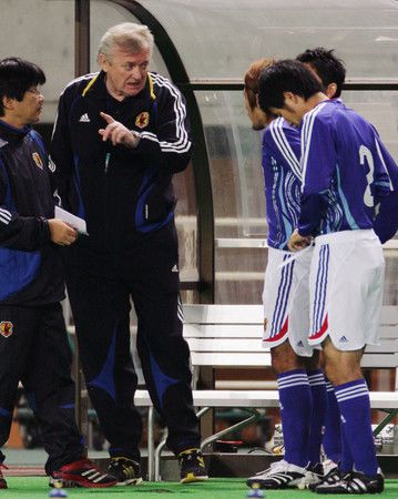 對戰埃及的比賽中、對選手們下指示的日本代表總教練伊維察‧奧西姆（當時）＝2007年10月、大阪・長居陸上競技場