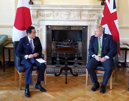 會談中的首相岸田文雄（左）與英國首相強生＝5日、倫敦（AFP時事）