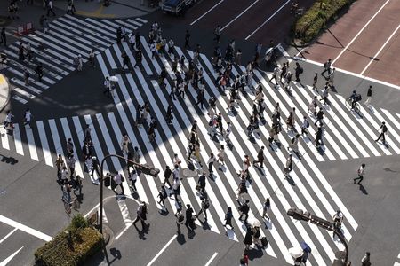 東京・新宿十字路口漫步的人群＝5日、東京都内（AFP時事）