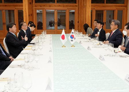 出席會談的韓國準外交部長朴振（右起第2人）與外務大臣林芳正（左方）＝9日傍晚、韓國・首爾（日本外務省提供）