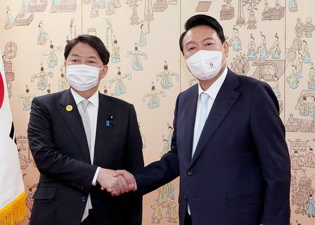 與韓國新任總統尹錫悅（右）握手的林芳正外務大臣＝10日、首爾（外務省提供）