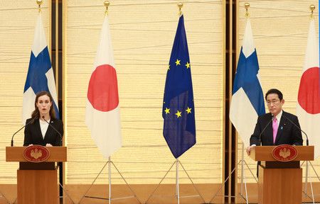 出席共同記者發布會的日本首相岸田文雄（右）與芬蘭總理馬林＝11日下午、首相官邸