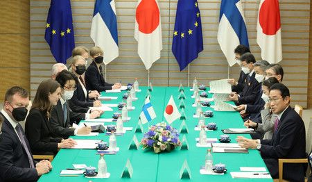 出席元首會談的日本首相岸田文雄（右）與芬蘭總理馬林（左起第2人目）＝11日下午、首相官邸
