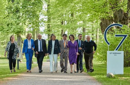 12日、在七大工業國（G7）外交部長會的舉辦地點的德國北部魏森豪斯，各國外長一同漫步（EPA時事）