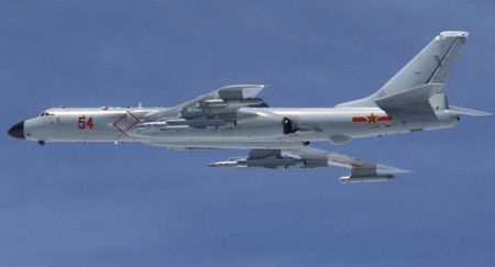 在沖繩本島與宮古島間飛行的中國空軍H6轟炸機。可搭載反艦飛彈等相關的裝置＝18日（防衛省統合幕僚監部提供）