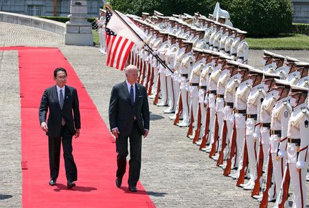 接受儀仗隊的榮譽禮歡迎的美國總統拜登（右）。左方為首相岸田文雄＝日上午、東京・元赤坂的迎賓館（代表攝影）