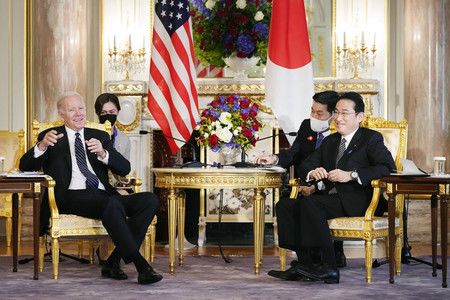 進行會談的首相岸田文雄（右）與美國總統拜登＝23日上午、東京・元赤坂迎賓館（代表攝影）
