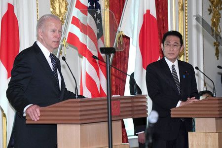 出席共同記者會見的首相岸田文雄（右）與美國總統拜登＝23日下午、東京・元赤坂迎賓館（代表攝影）