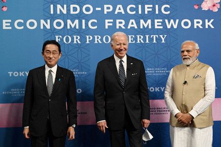 23日、印太經濟框架（IPEF）成立儀式中的（左起）的日本首相岸田文雄、美國總統拜登、印度總理莫迪＝東京都港區（AFP時事）