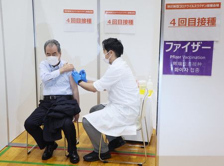 接受新型冠狀病毒第4劑疫苗接種的人們＝25日上午、東京都港區