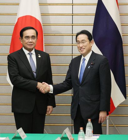 與首相岸田文雄握手（右）的泰國總理帕拉育＝26日下午、首相官邸