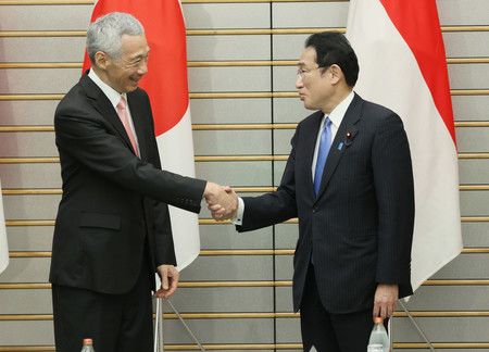 會談前握手致意的首相岸田文雄（右）與新加坡總理李顯龍＝26日下午、首相官邸