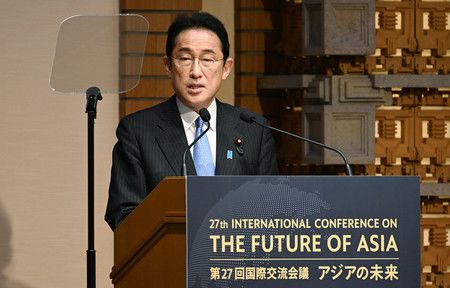 於第27屆國際交流會議「亞洲的未來」晚餐會上演講的日本首相岸田文雄=26日傍晚、東京都千代田區(代表攝影)