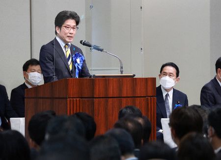 國民大集會上致詞的家族會代表横田拓也(中央)。右方為岸田文雄首相=29日下午、東京都千代田区