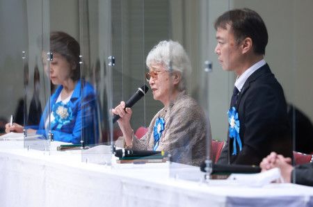 國民大集會配戴飾品並發言的横田惠母親早紀江女士(中央)。右方為田口八重子長男飯塚耕一郎=29日下午、東京都千代田區