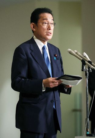 接受記者團採訪的日本首相岸田文雄＝31日下午、首相官邸