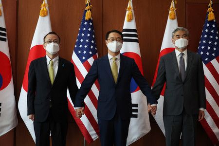 3日、出席於首爾召開的會談的外務省亞洲大洋洲局長船越健裕（左）、美國北韓擔當特別代表金星容（右）、韓國外務省的朝鮮半島和平交渉本部長金健（EPA時事）