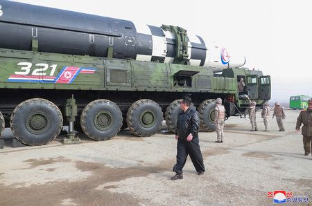 指導新型洲際彈道飛彈（ICBM）「火星17」試射的北韓總書記金正恩＝3月24日（朝鮮通信・時事）
