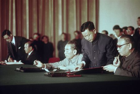 簽署日中共同聲明的首相田中角榮（當時、左起第2人）與中國總理周恩來（同、中央）＝1972年9月29日、中國・北京