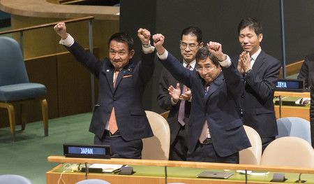 9日於紐約的聯合國總部，在選出安保理非常任理事國後相當開心的日本代表團（EPA時事）