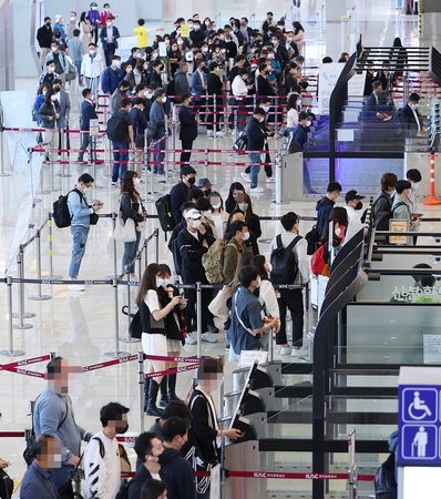 搭乘旅客相當熱鬧的金浦機場出發口＝4月29日、韓國・首爾（EPA時事）