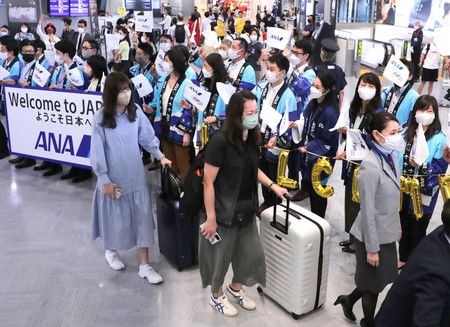 來自海外的觀光客入國重啟、抵達成田空機場的香港團客＝22日下午、成田機場