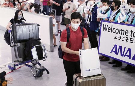 來自海外的觀光客入國重啟、抵達成田空機場的香港團客＝22日下午、成田機場