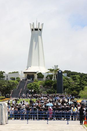 人們在沖繩所有戰爭死難者的追悼會上默禱＝23日，沖繩縣糸滿市和平紀念公園