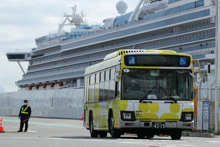 「鑽石公主號」乘客下船後乘坐計程車，2020年2月19日，橫濱市大黑埠頭