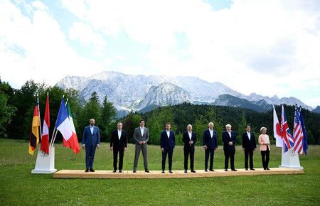 G7峰會合影留念（左起）歐盟主席米歇爾、義大利總理德拉吉、加拿大總理杜魯道、法國總統馬克宏、德國總理蕭茲、美國總統拜登、英國首相強生、日本首相岸田文雄、歐盟執委會主席馮德萊恩＝26日於艾爾莫城堡，德國南部（AFP時事）