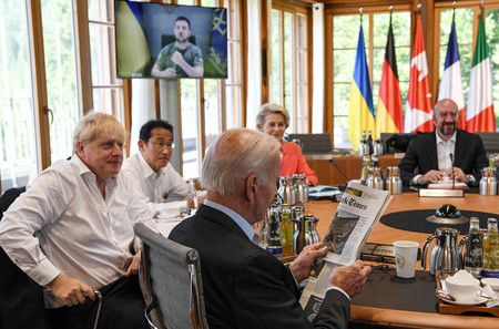 出席G7峰會的岸田文雄首相（左二）與美國總統拜登（前），＝27日於德國南部艾爾莫城堡（AFP時事）
