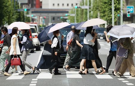 在東京都心內交錯的行人們=27日、東京都中央區
