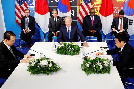 首相岸田文雄（右）、美國總統拜登（中）、韓國總統尹錫悅（左）=29日，馬德里（路透社時事）