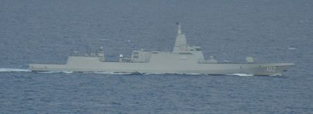 往東海前進的中國海軍南昌級驅逐艦=30日(防衛省統合幕僚監部提供)