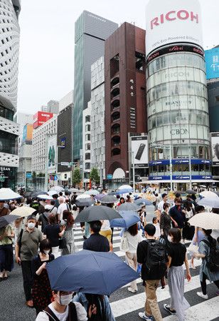 東京都心內連續9天出現猛暑日，在7月3日漫步在銀座的人們＝東京都中央區