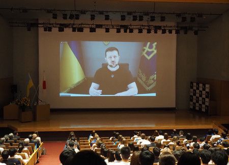 向東洋大學日本學生們線上演講的烏克蘭總統澤倫斯基＝4日下午、東京都文京區
