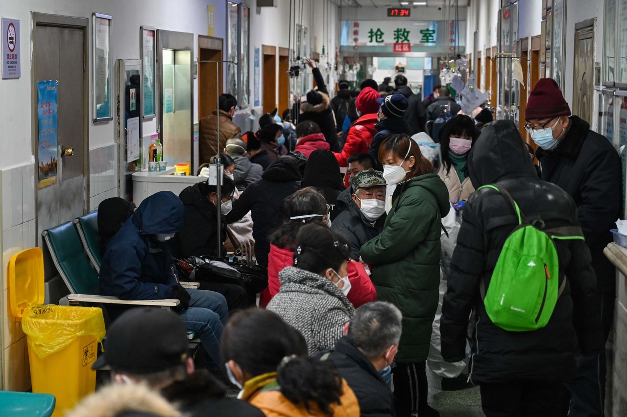 疑似感染新型冠狀病毒、在走廊排隊希望就診者＝2020年1月25日、中國・武漢的紅十字字醫院（攝影：Hector Retamal／AFP／Aflo）