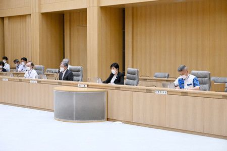 東京都召開新型冠狀病毒監測會議。 右二是小池百合子知事＝7日午後，東京都廳（都廳提供）。