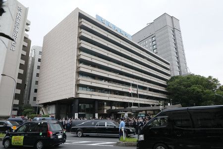 載有安倍晉三前首相的靈車、通過自民黨本部前(中央)=12日下午、東京・永田町