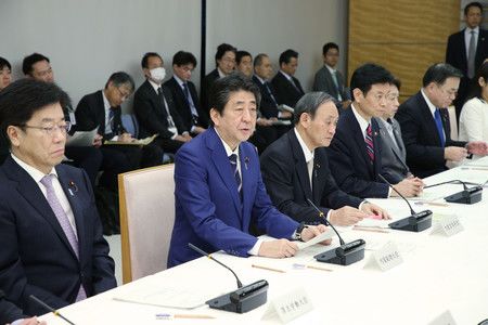 在新型冠狀病毒感染症對策本部發言的日本首相安倍晉三（左邊第2人）。最左端是厚生勞動大臣加藤勝信（10日午後、日本首相官邸）