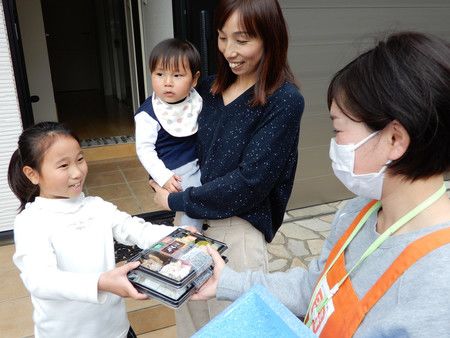 日本超商企業羅森向學童保育設施免費提供飯糰給孩童食用（3月10日、東京都文京區）