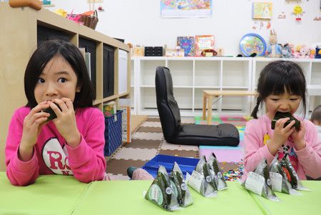 日本企業為了支援家中有停課學童的家庭，發起配給便當活動（3月9日、東京都北區）