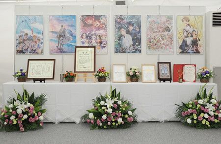遭到縱火的動畫製作公司「京都動畫」第一工作室遺跡所舉辦的追悼儀式上展示的作品海報等物品（京都動畫提供）