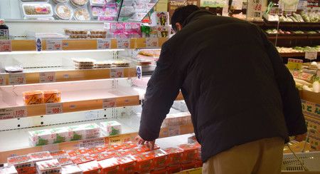在超級市場買納豆的日本男性（3月10日、茨城縣水戶市）